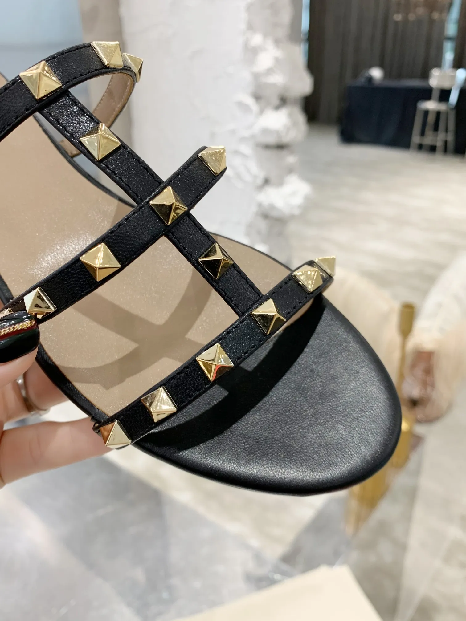 👟👟Ex-factory price👟👟Ex-factory price 380👟👟 Women's shoes Women's clothing Valentino studded classic sandals ✔️Mixed-breed sheepskin upper ✔️Mixed-breed sheepskin lining and foot pads ✔️Italian cowhide outsole with clear texture consistent with the counter ✔️Code number 35-40 (34, 41, can be customized and will not be returned or exchanged)